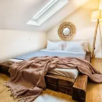 Apparition Hill Apartman