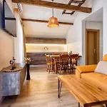 Apparition Hill Apartman