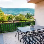 Apparition Hill Apartman